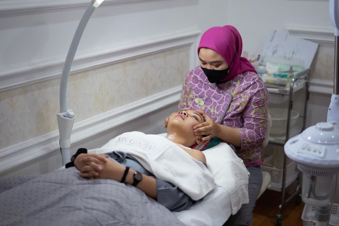 ILUSTRASI: Salah satu perawatan kecantikan di MS Glow Aesthetic Clinic.