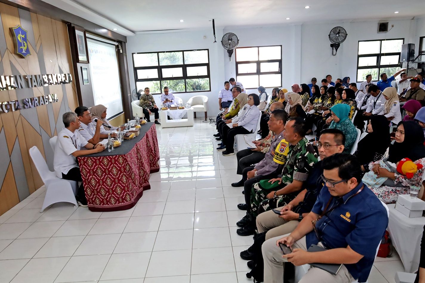 KOORDINASI: Musyawarah Kelurahan Khusus (Muskelkus) pembentukan Koperasi Merah Putih Kelurahan Tambakrejo, Surabaya, Rabu (30/4/2025).