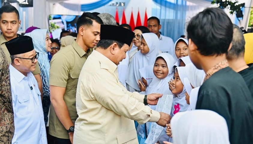 PERHATIAN: Presiden Prabowo Subianto menyapa sejumlah murid SD saat menghadiri Peringatan Hari Pendidikan Nasional Tahun 2025 dan Peluncuran Program Hasil Terbaik Cepat (PHTC), Jumat (2/5/2025).