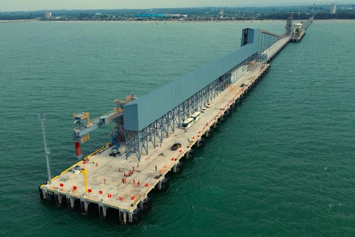 INFRASTRUTUR: Proyek pengembangan dermaga SBI Pabrik Tuban, dilengkapi fasilitas tube conveyor sepanjang 4,1 km, tripper conveyor dan ship loader dengan kapasitas 1.000 ton per jam.