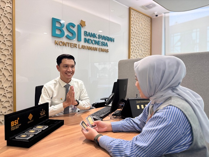 KOMUNIKASI: Salah satu nasabah sedang bertanya mengenai tabungan emas di BSI.