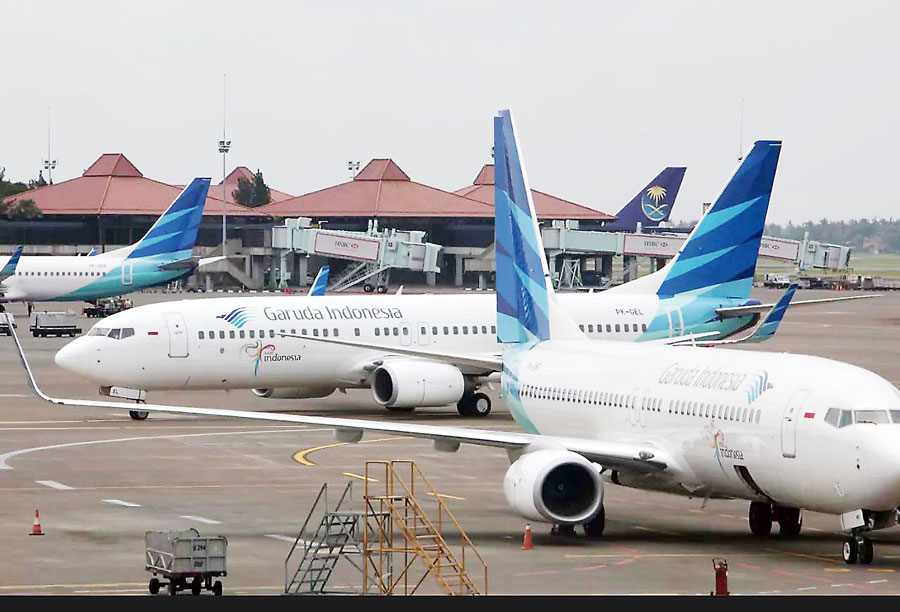 KINERJA: Aktivitas penerbangan Garuda Indonesia sebelum take off di salah satu bandara.