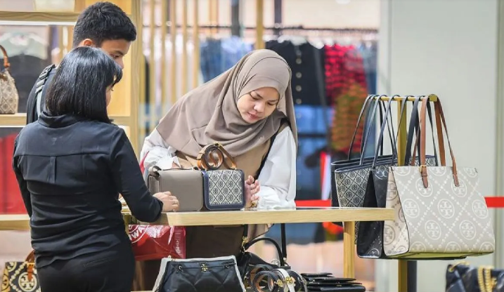BELANJA: Warga memilih tas saat mengunjungi pusat perbelanjaan di Jakarta beberapa waktu lalu.