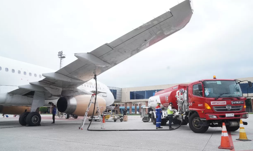 PASTI PAS: Salah satu pesawat untuk jamaah haji Indonesia sedang mengisi avtur sebelum takeoff.