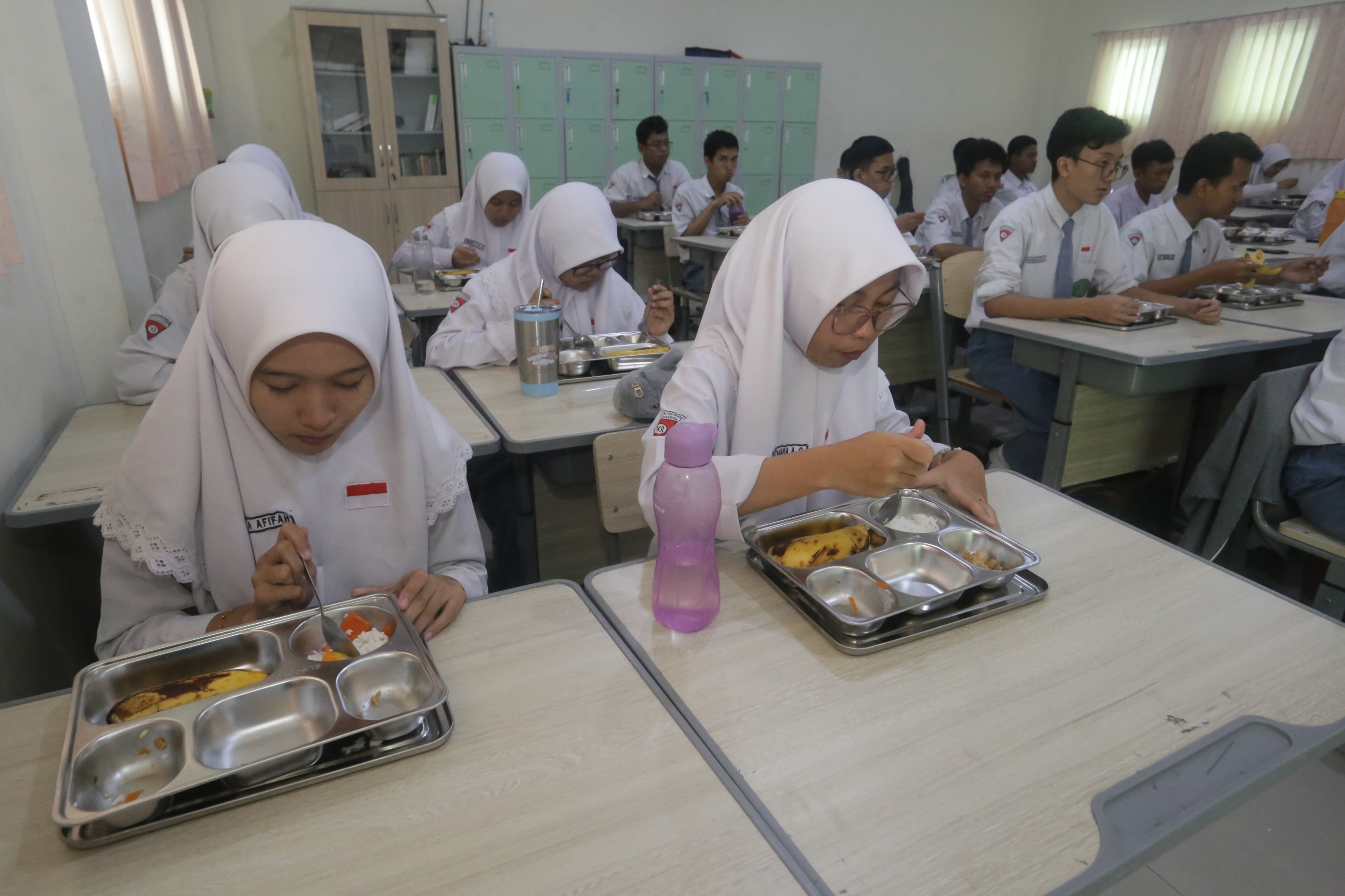 MAKSI: Sejumlah pelajar SMA di Surabaya menikmati menu Makan Bergizi Gratis (MBG) yang menjadi program andalan Presiden Prabowo Subianto.