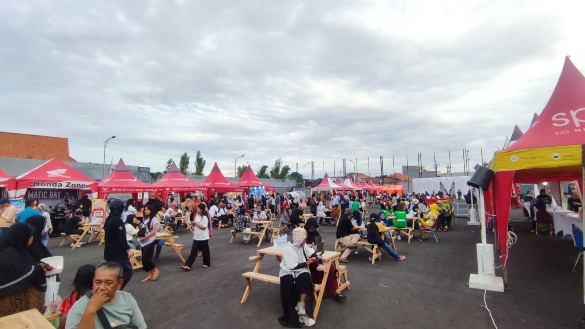 SIAP: Meja-meja untuk menguleg rujak di Festival Rujak Uleg 2025 di Surabaya Expo Center sudah disiapkan untuk perhelatan malam ini.