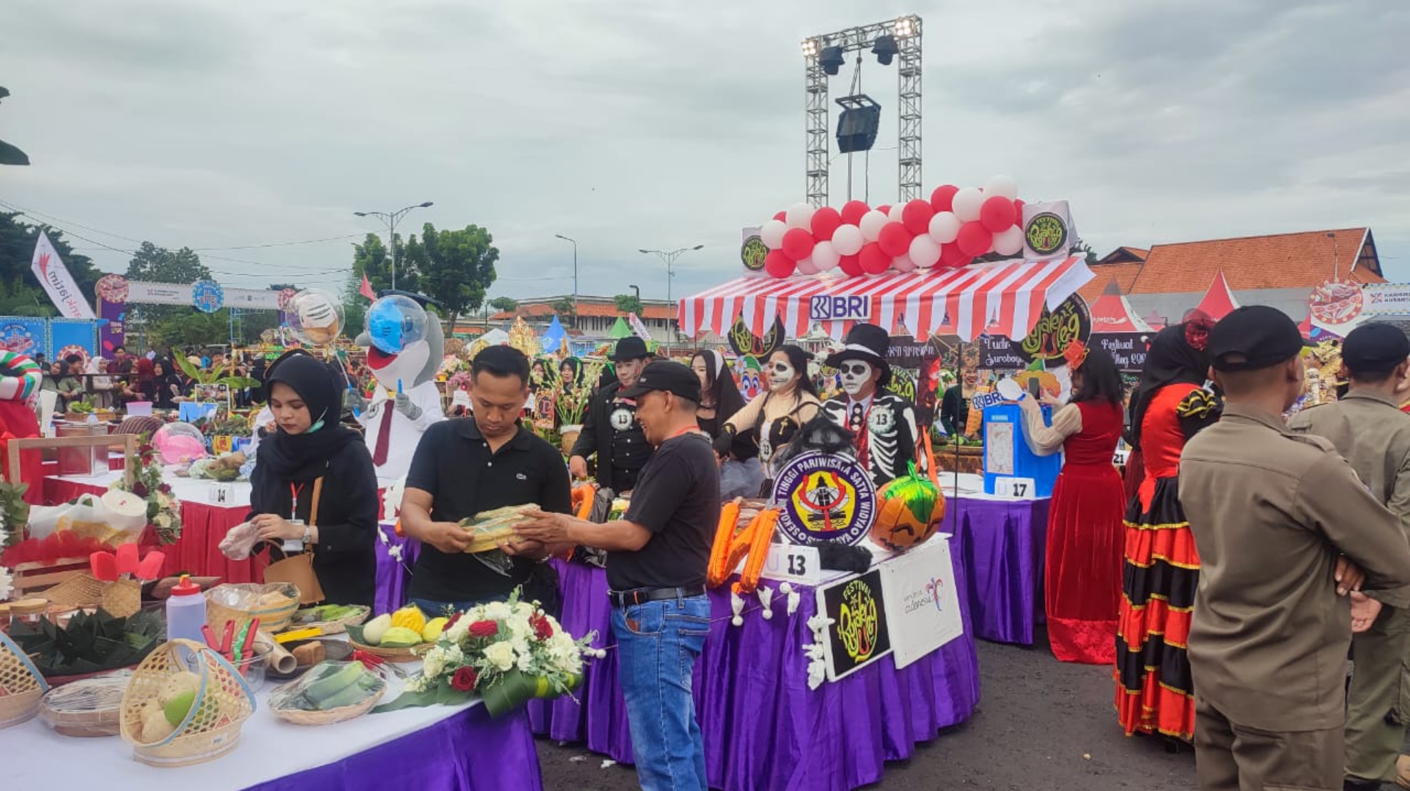 SIBUK: Warga Mulai berdatangan untuk saksikan secara langsung gelaran tahunan Festival Rujak Uleg di Surabaya Expo Center, Sabtu (17/5).