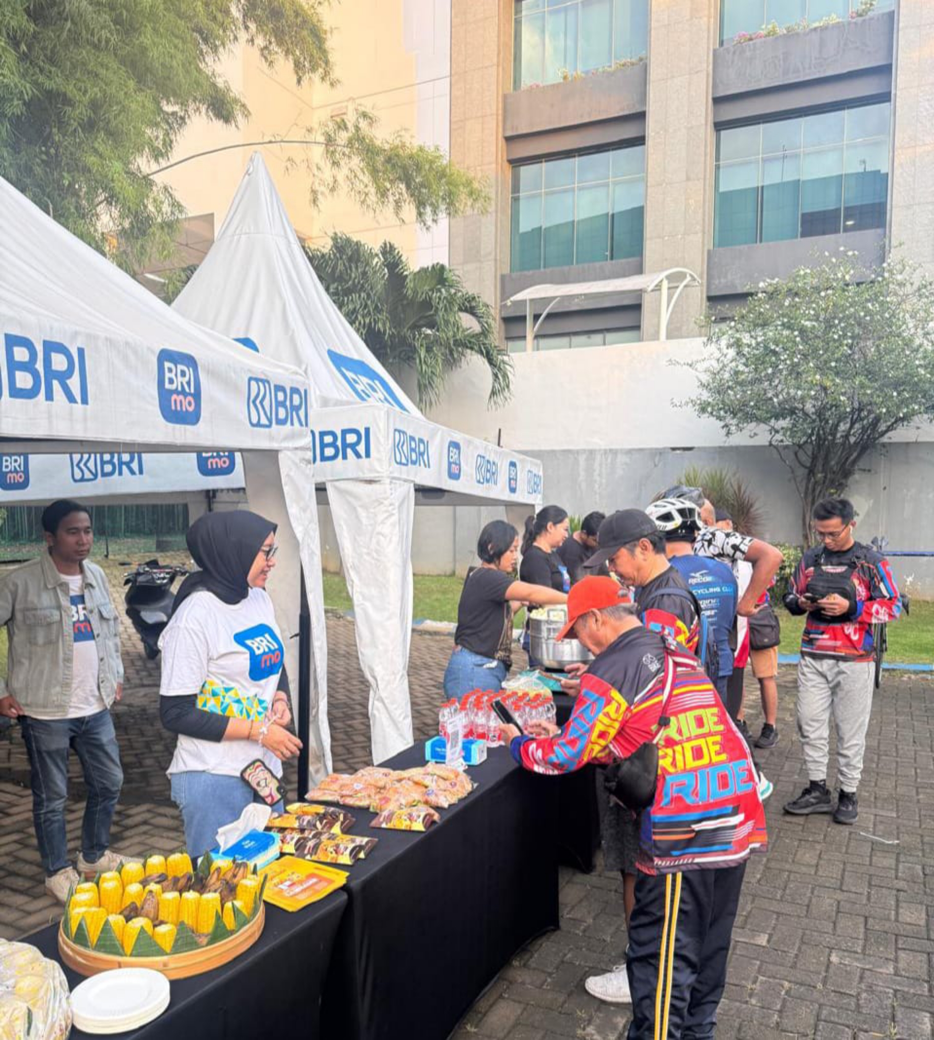 AYO SEHAT: Lewat Tunjungan Loop yang digelar rutin, BRI BO Kertajaya Surabaya ingin mengajak masyarakat membiasakan pola hidup sehat dengan aktif berolahraga.