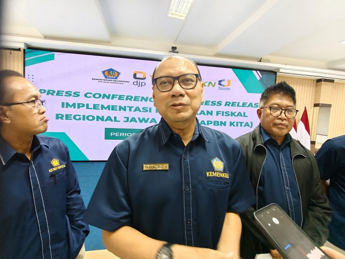 Kepala Kanwil Kemenkeu Jatim Dudung Rudi Hendratna (tengah).