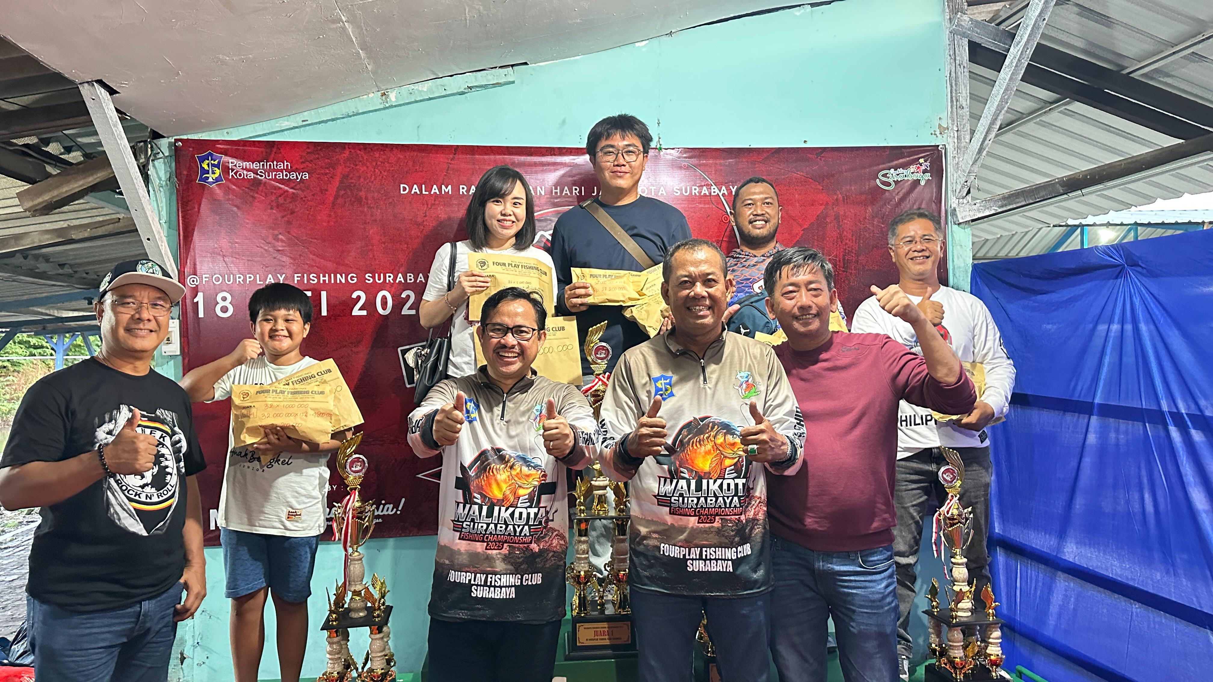 MENANG: Para pemenang lomba Wali Kota Surabaya Fishing Championship 2025 berfoto dengan Sekretaris Daerah Kota Surabaya Iksan (depan, tiga dari kanan).