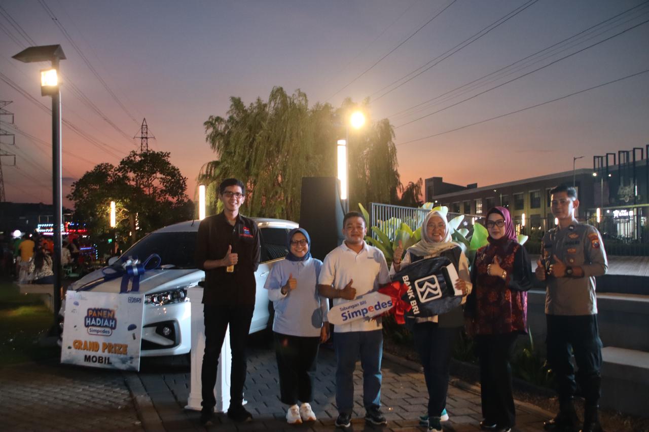 SELAMAT: Pemenang Undian Program Hadiah Simpedes (PHS) periode semester 2 tahun 2024 di di Taman Grand Harvest, Kebraon, Surabaya, Sabtu, 3 Mei 2025.