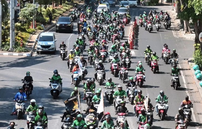 BERGERAK: Driver ojol melaksanakan demo di Surabaya. Massa berkeliling dan berkumpul di Kantor Gubernur Jawa Timur, Jalan Pahlawan, Surabaya.
