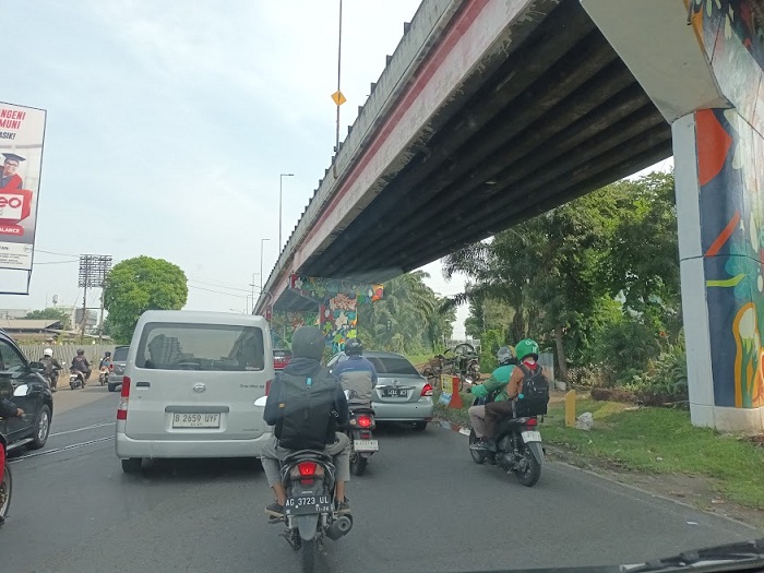 OJEK ONLINE: Driver ojol mengantarkan penumpang melintas di kawasan Jalan Ahmad Yani Surabaya beberapa waktu lalu.