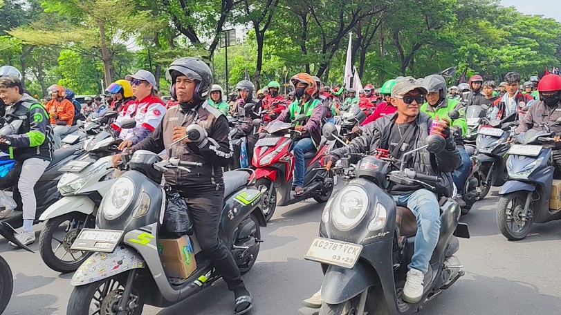 SEMANGAT: Demo ribuan driver ojol dan taxol di Surabaya di depan kantor Gubernur Jawa Timur di Jalan Pahlawan Surabaya, Selasa (20/5/2025).