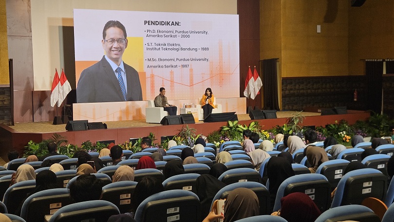 BAGI ILMU: Ketua Dewan Komisioner LPS Purbaya Yudhi Sadewa menjadi salah satu pembicara di acara Kelas Cuan Goes to Campus yang dihelat Auditorium Ternate Aseec Tower Unair, Rabu (21/5/2025).