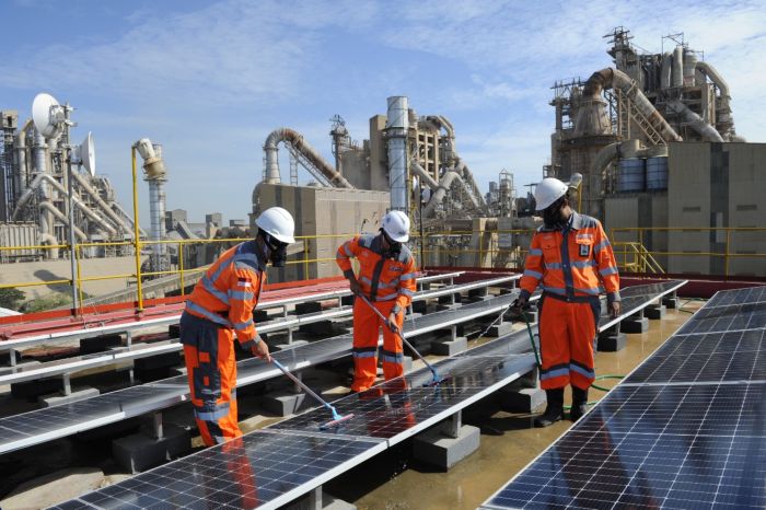 TENAGA: Fasilitas solar panel di SIG Pabrik Tuban, Jawa Timur, sebagai upaya peningkatan operational excellence dengan menerapkan prinsip pembangunan berkelanjutan untuk mencapai target dekarbonisasi.