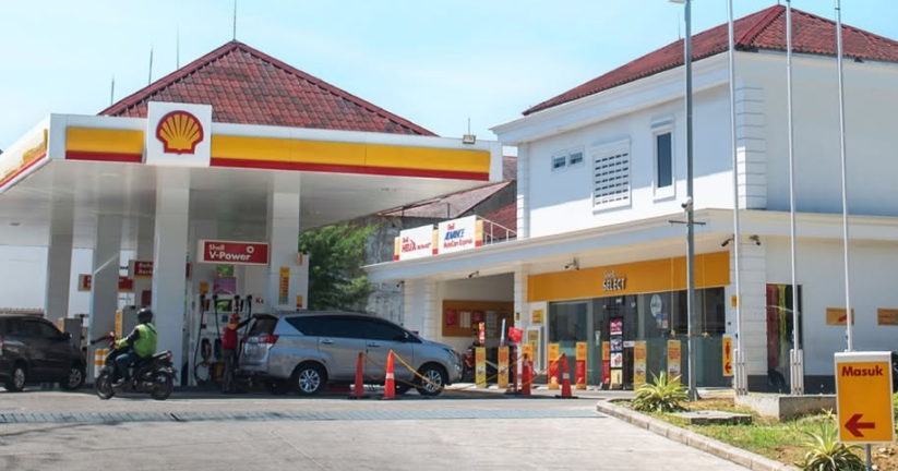 BELI BBM: Aktivitas di salah satu SPBU Shell di Indonesia.
