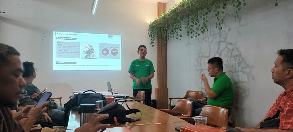PRESENTASI: Product Expert PT Sokonindo Automobile, Ihcsan Aria Putra menjelaskan mengenai DFSK Super Cab sebagai kendaraan komersial yang tangguh.