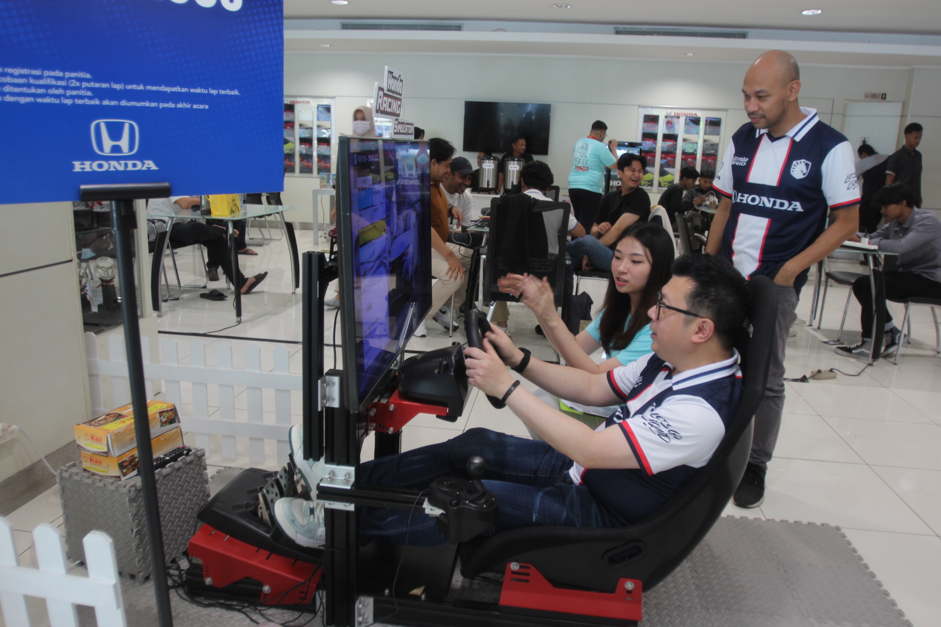 SERU: Direktur Honda Surabaya Center (HSC) Wendy Miharja bermain gim mobil di sela acara Honda Dealer Watch Party & Tournament Mobile Legend: Bang Bang, Sabtu (24/5).