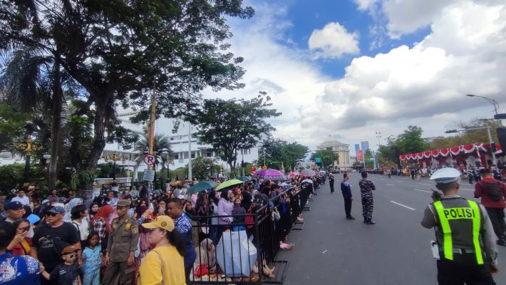 PAWAI: Ratusan Warga padati area Tugu Pahlawan untuk menyaksikan start Parade Surabaya Vaganza 2025.