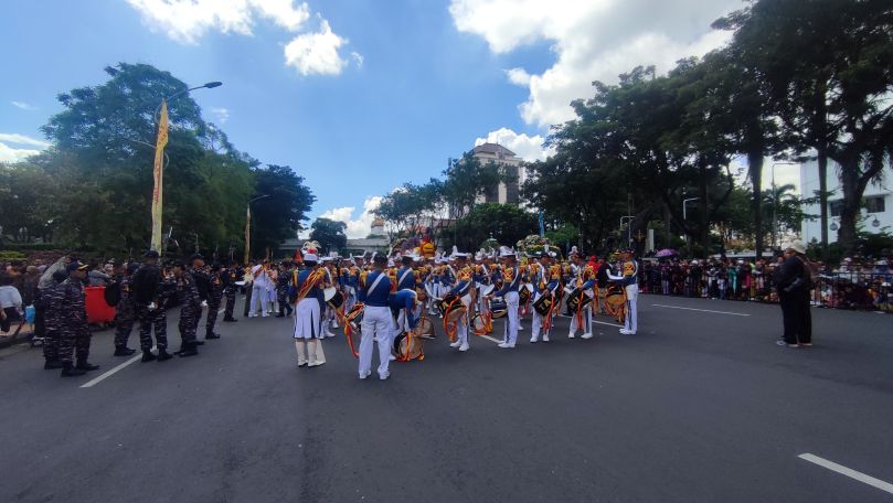 SIAP-SIAP: Tim Drum Band Gita Jala Taruna AAL tampak sudah bersiap jelang dibukanya agenda Parade Surabaya Vaganza 2025, Minggu (25/5/2025).