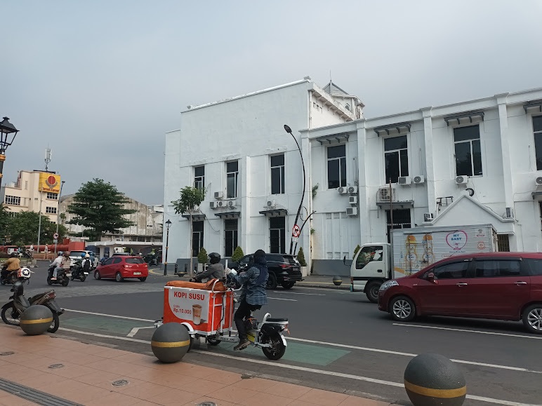 JUALAN DI KOTA LAMA SURABAYA: Perdagangan keliling makanan dan minuman hasil industri pengolahan mampu menyerap 193 ribu tenaga kerja.