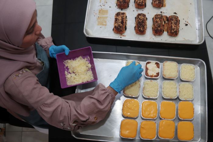 HOME MADE: Dias Istiana ketika menyiapkan kue khas Italia cita rasa nusantara pesanan pelanggan yang dibuat fresh, karena tidak menggunakan pengawet, di rumahnya kawasan Manyar, Surabaya.