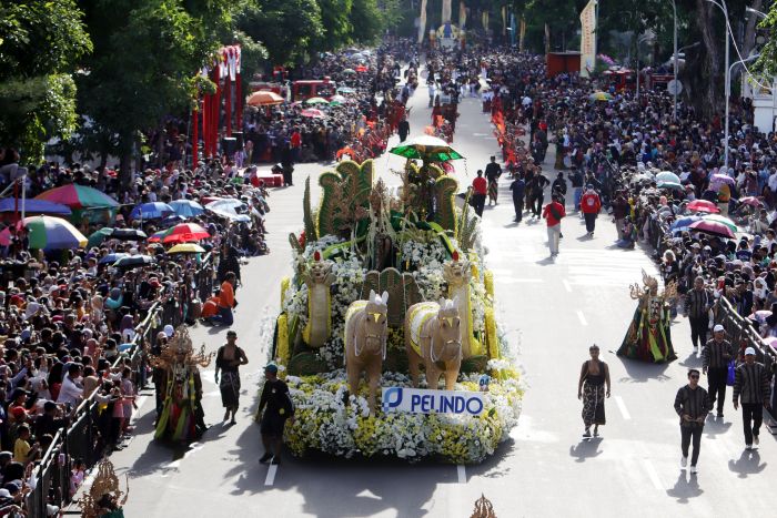 MERIAH: Ribuan warga memadati ruas Jalan Gubernur Suryo, Surabaya, untuk melihat parade mobil hias dalam Pawai Bunga Surabaya Vaganza 2025, untuk menyambut HJKS ke-732,  Minggu (25/5).