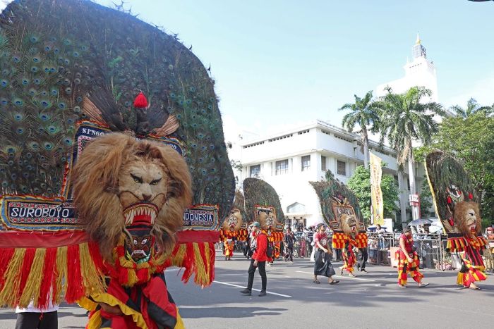 MERIAH: Reog menjadi salah satu penampil di Parade Surabaya Vaganza 2025 yang digeber Pemkot Surabaya dalam rangka HJKS ke-732, Minggu (25/5/2025).