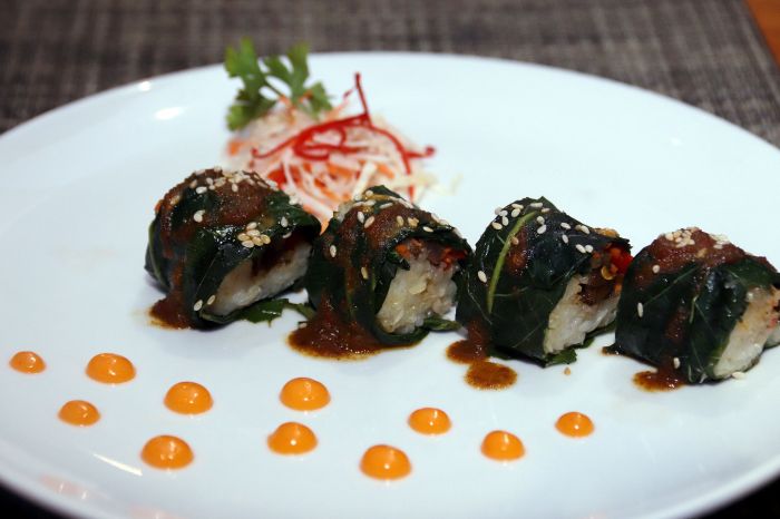 KREATIF: Sushi kreasi Sous Chef Midtown Hotel Surabaya yang menghadirkan cita rasa rendang.