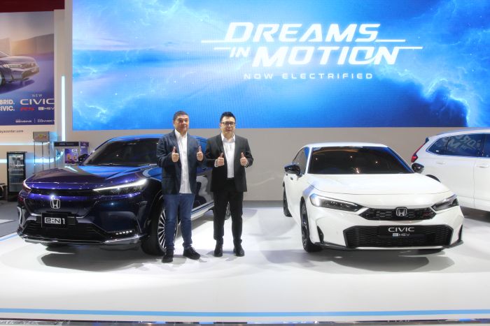 BARU: Direktur Honda Surabaya Center Wendy Miharja (kanan) bersama Presiden direktur Honda Surabaya Center, Ang Hoey Tiong saat pembukaan IIMS 2025 di Grand City Convention and Exhibition Surabaya, Ra