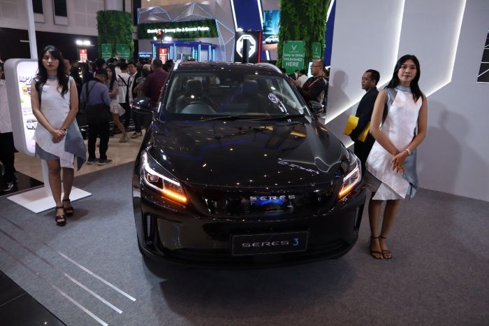 SIAP: PT Sokonindo Automobile, perusahaan yang menaungi merek otomotif asal Tiongkok, DFSK dan Seres, perkuat pasar mobil listrik di Jatim denganproduk terbarunya.