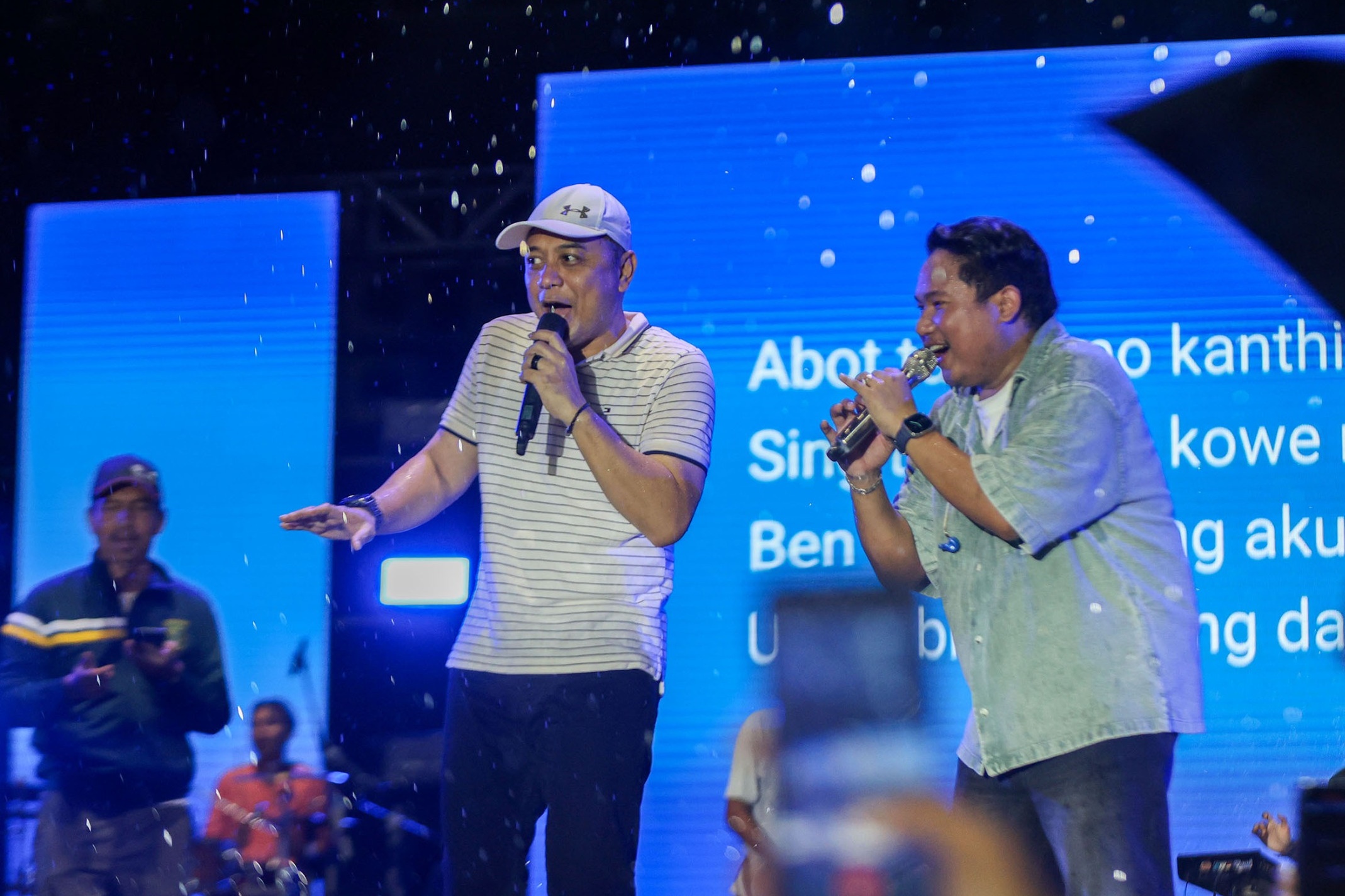 SERU: Duet Wali Kota Surabaya Eri Cahyadi dan Guyon Waton di atas panggung Konser Puncak HJKS ke-732, Sabtu (31/5/2025) malam.