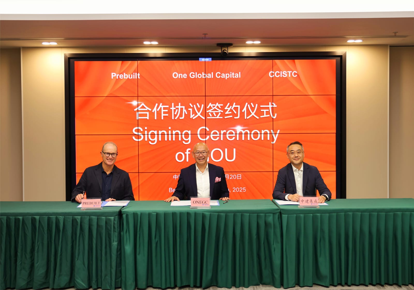 MOU: Dari kiri: Rob Colquhoun, Executive General Manager Prebuilt; Iwan Sunito, CEO One Global Capital; dan Zhang Jianfei, Chairman CSCI saat penandatanganan MoU di Beijing, China, Selasa, 20 Mei 2025