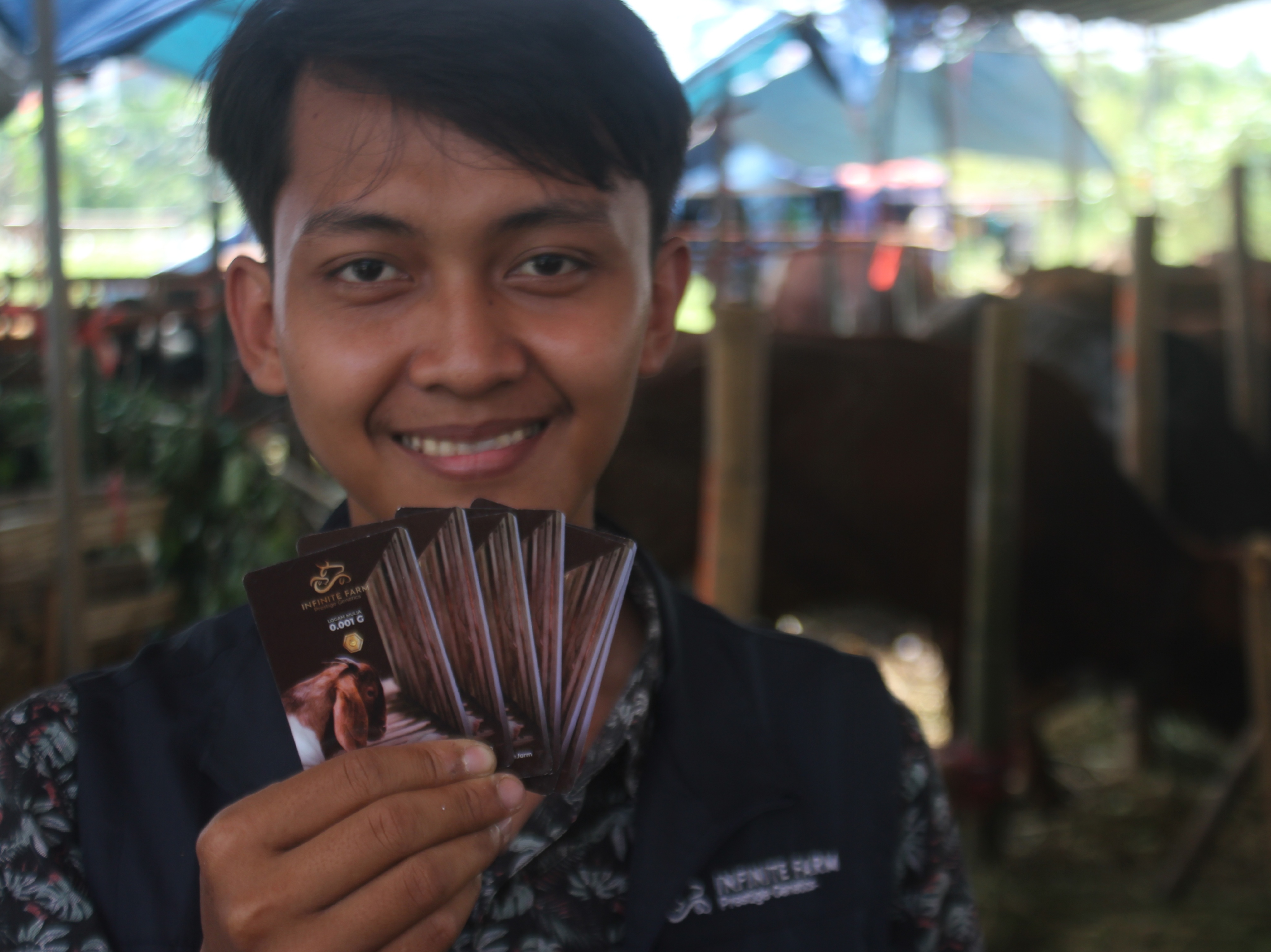 MENARIK: Logam mulia yang diberikan kepada pembeli hewan kurban di Gunung Anyar Surabaya jika membeli mulai dari harga Rp 3,5 juta.