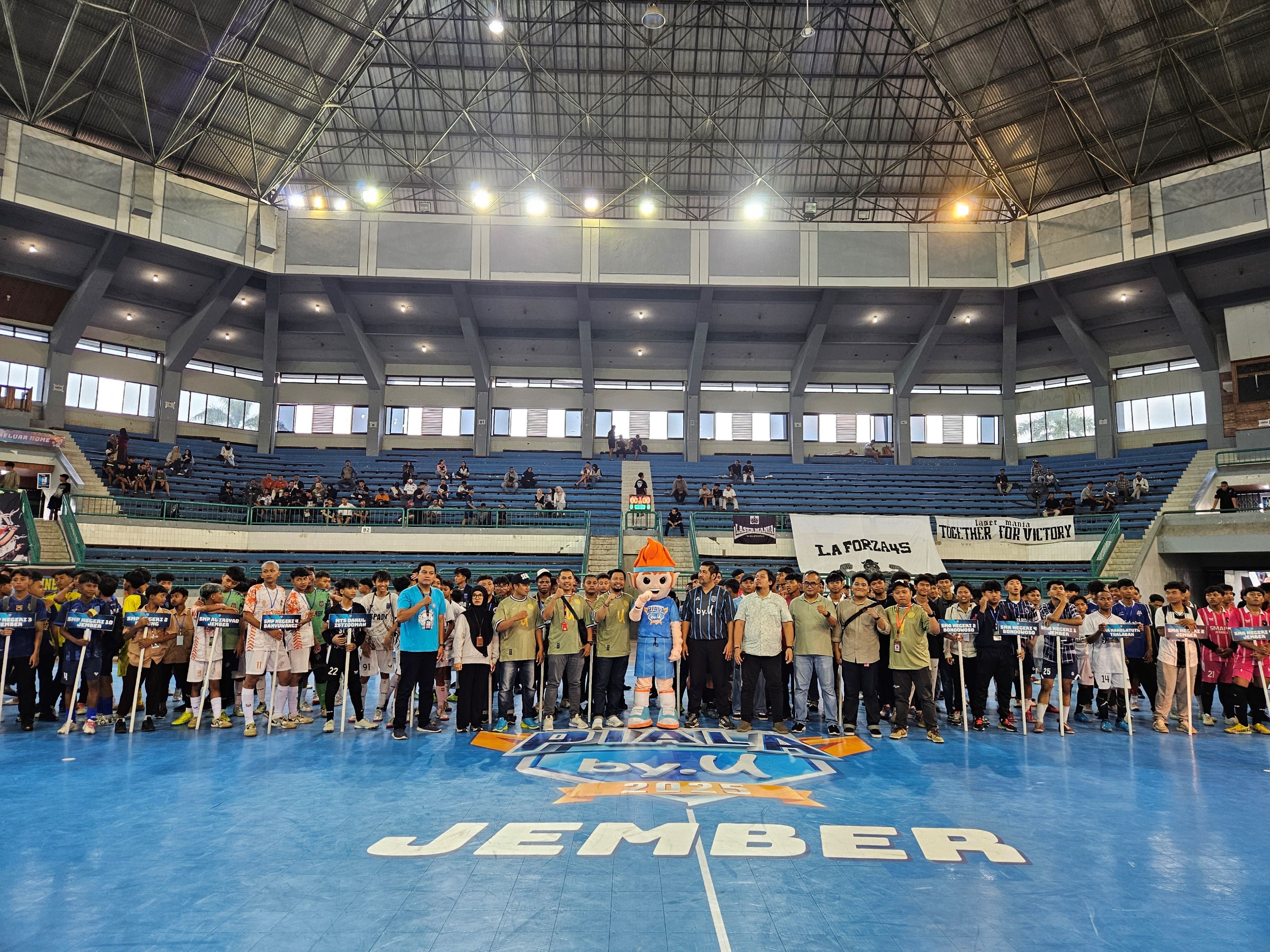 TURNAMEN: Perwakilan tim futsal dari SMP dan SMA berfoto bersama sebelum memulai kompetisi futsal nasional Piala byU 2025.