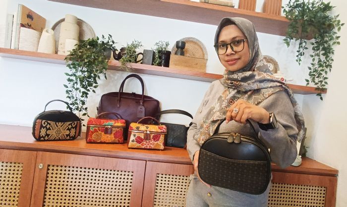 TAS ETNIK: Penggemar tas etnik ketika menunjukkan pouch bag berbahan kulit, yang dipadukan dengan kain batik koleksi Etnapraya, di Surabaya, Selasa (3/6).