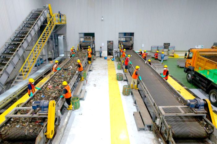 KERJA: Proses pemilahan sampah yang akan diolah menjadi Refuse Derived Fuel (RDF) di TPST Bantargebang, Bekasi, Jawa Barat, untuk dikirim ke Pabrik Narogong, Jawa Barat