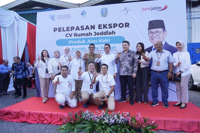 SELAMAT: Nasabah binaan PT Bank Pembangunan Daerah Jawa Timur Tbk (Bank Jatim), CV Rumah Jeddiah, sukses melepaskan ekspor perdananya ke Kuwait berupa 8.872 pasang produk alas kaki.