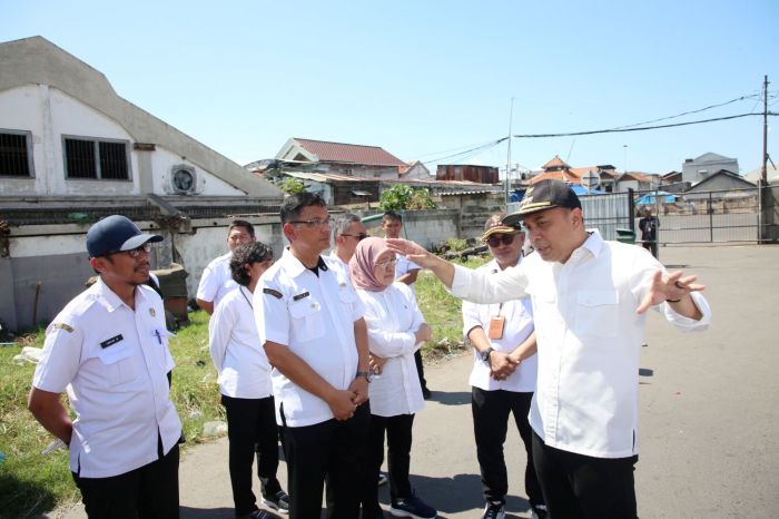PENERTIBAN: Wali Kota Surabaya Eri Cahyadi melakukan inspeksi mendadak (sidak) di kawasan wisata religi Sunan Ampel, Rabu (4/6/2025).