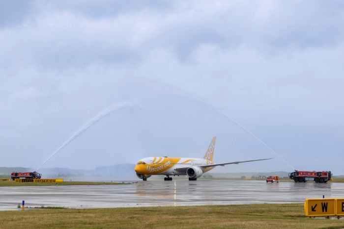 PERDANA: TR710 mendarat di Bandara Internasional Wina dengan sambutan tradisional meriam air.