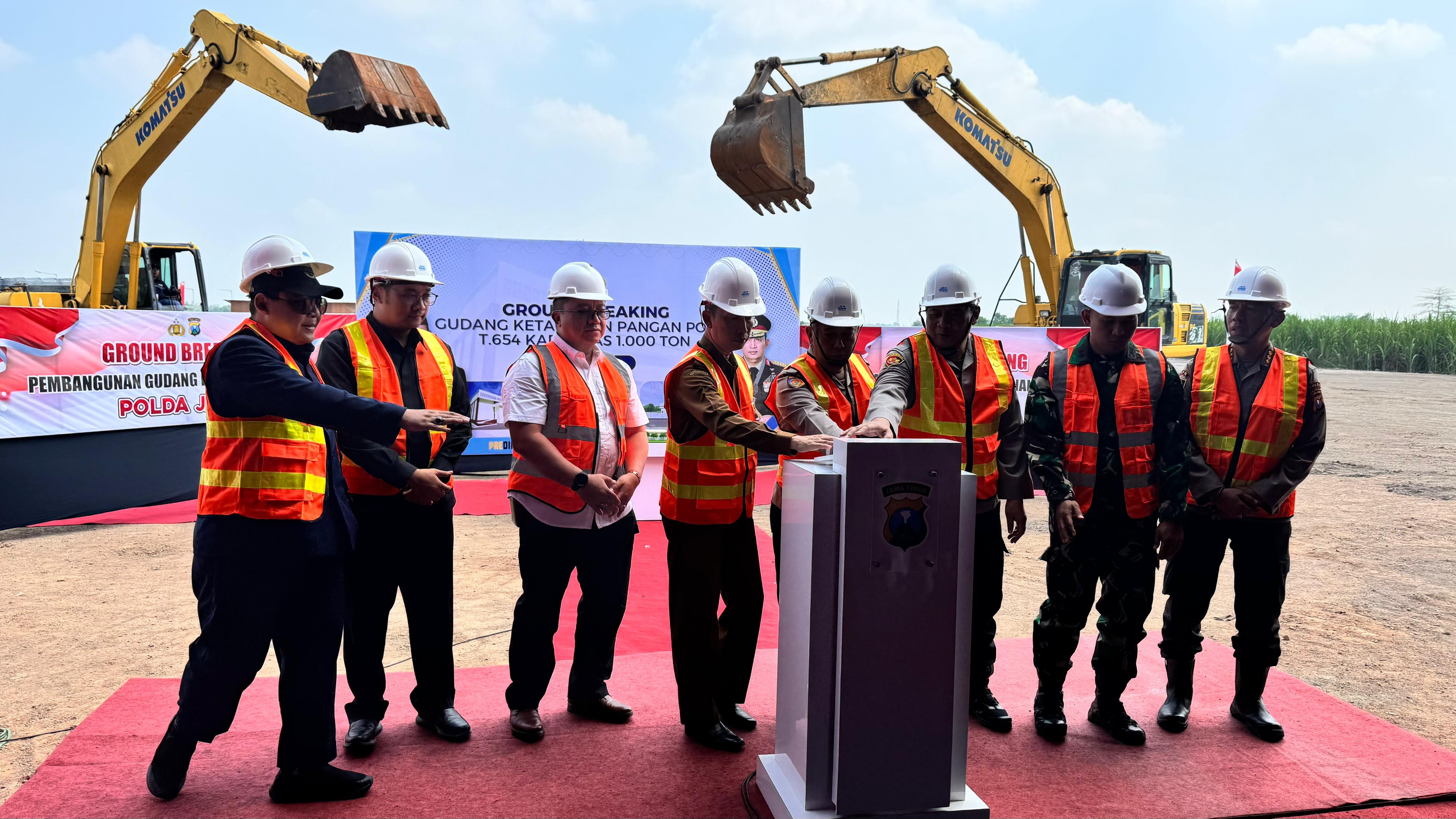 PERESMIAN: Peletakan batu pertama (ground breaking) gudang ketahanan pangan milik Polda Jatim di Desa Pacing, Kecamatan bangsal, Kabupaten Mojokerto, Kamis (5/6/2025).
