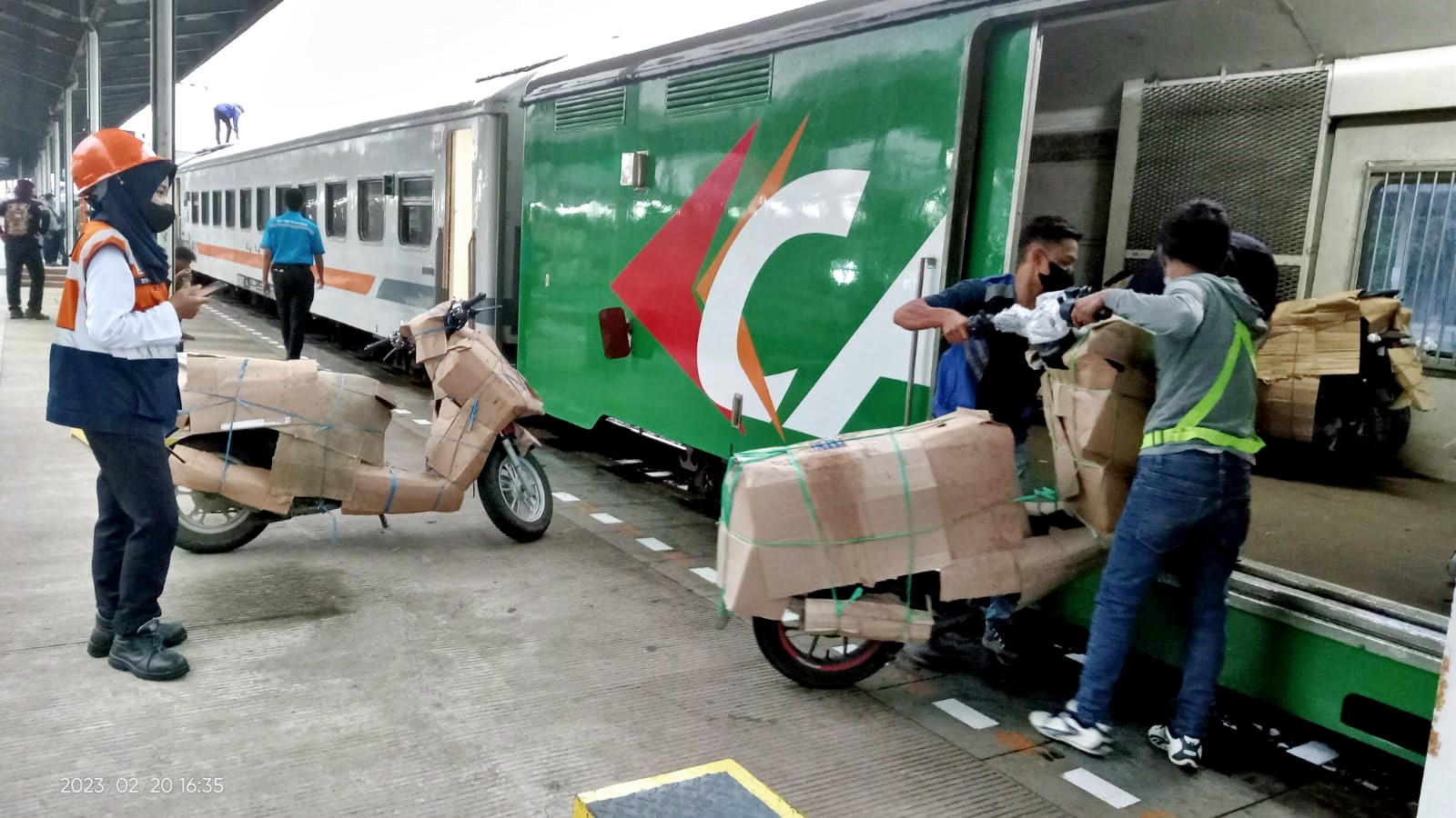 ANGKUT: Layanan retail KAI semakin diminati, terutama oleh kalangan pengusaha UMKM yang ingin mengirimkan produk mereka.