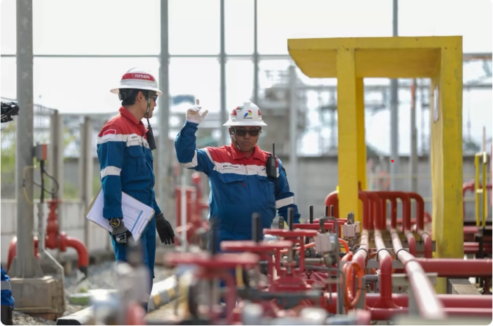 PENCAPAIAN: Perwira Pertamina EP meninjau fasilitas produksi di Stasiun Pengumpul Jatibarang Field, lokasi inovasi Dobber ini diterapkan.
