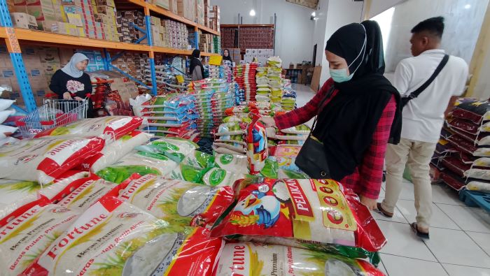 BELANJA: Harga beras premium maupun medium di Jawa Timur mengalami kenaikan. Ironisnya, kenaikan itu terjadi justru di saat produksi melimpah.