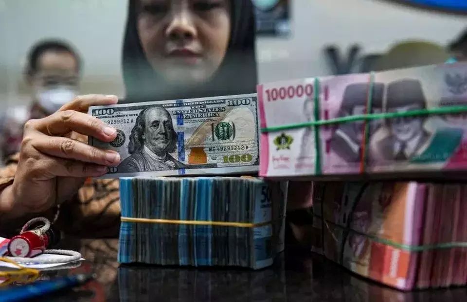 ILUSTRASI: Petugas menyusun uang pecahan dolar AS dan rupiah di sebuah gerai penukaran mata uang.