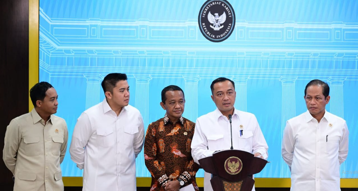 SIAP: Menteri Sekretaris Negara Prasetyo Hadi, Menteri Energi dan Sumber Daya Mineral Bahlil Lahadalia, Menteri Lingkungan Hidup Hanif Faisol Nurofiq, dan Sekretaris Kabinet Teddy Indra.
