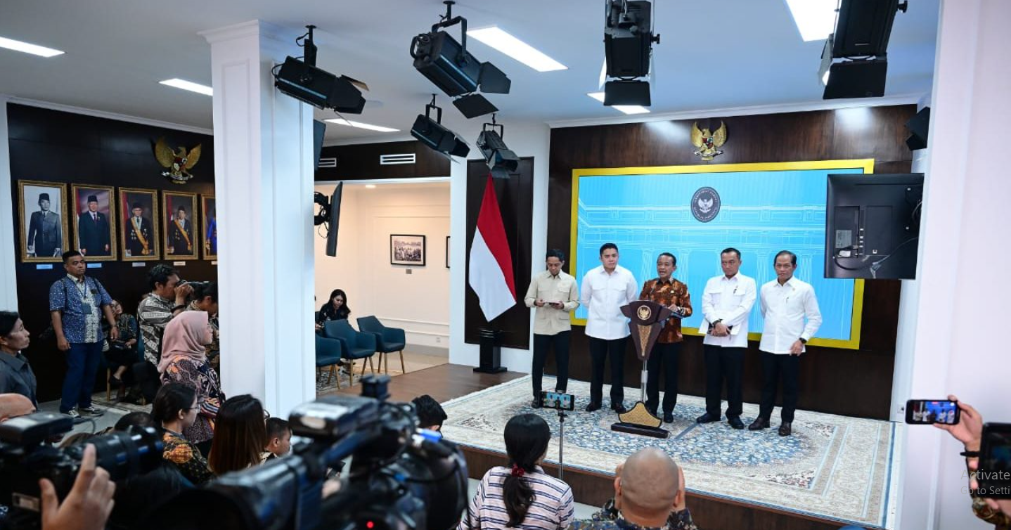 LAPOR: Menteri ESDM Bahlil Lahadalia memberikan keterangan pers di Istana Kepresidenan Jakarta terkait tambang di Raja Ampat, Selasa (10/6/2025).
