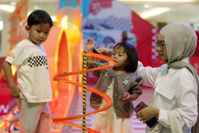 RACING LAND: Pengunjung bermain die cast dengan mencoba berbagai macam track untuk mengisi waktu libur, yang disediakan di Racing Land di Pakuwon Trade Center (PTC) Surabaya, Selasa (10/6).