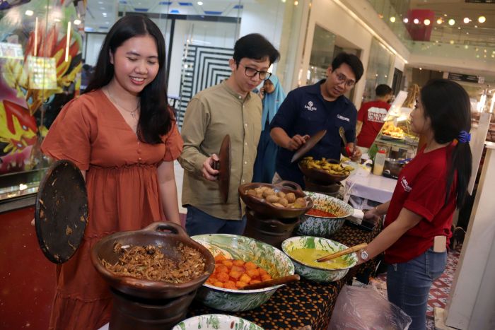 KULINER NUSANTARA: Pengunjung membeli sejumlah kuliner tradisional khas Indonesia, dalam Pasar Guyub yang digelar di Grand City Mall Surabaya, Rabu (11/6).